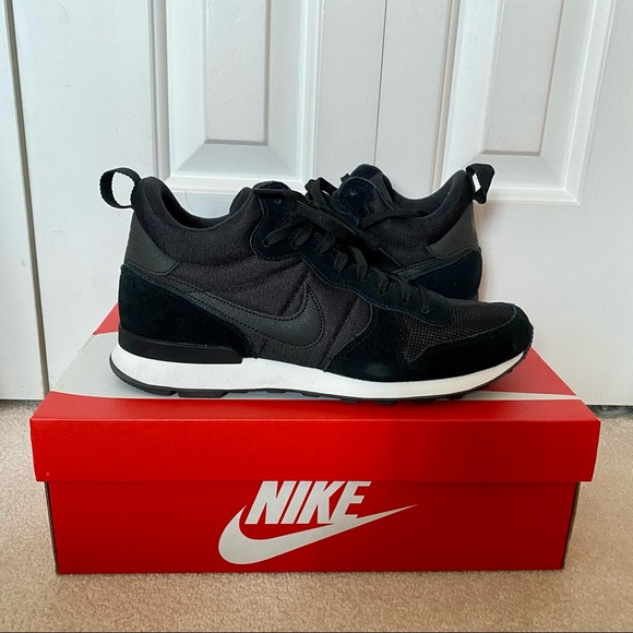 **SOLD** 10 Women’s Nike Internationalist Mid Sneakers - Picture 1 of 5